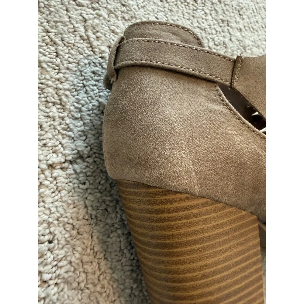 Qupid Taupe Suede Cutout Ankle Bootie Heel Sz 6 –‎ Cute Western Boho Vibes